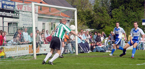 Andre de Boer legt aan (Foto Helmich Lubberts)